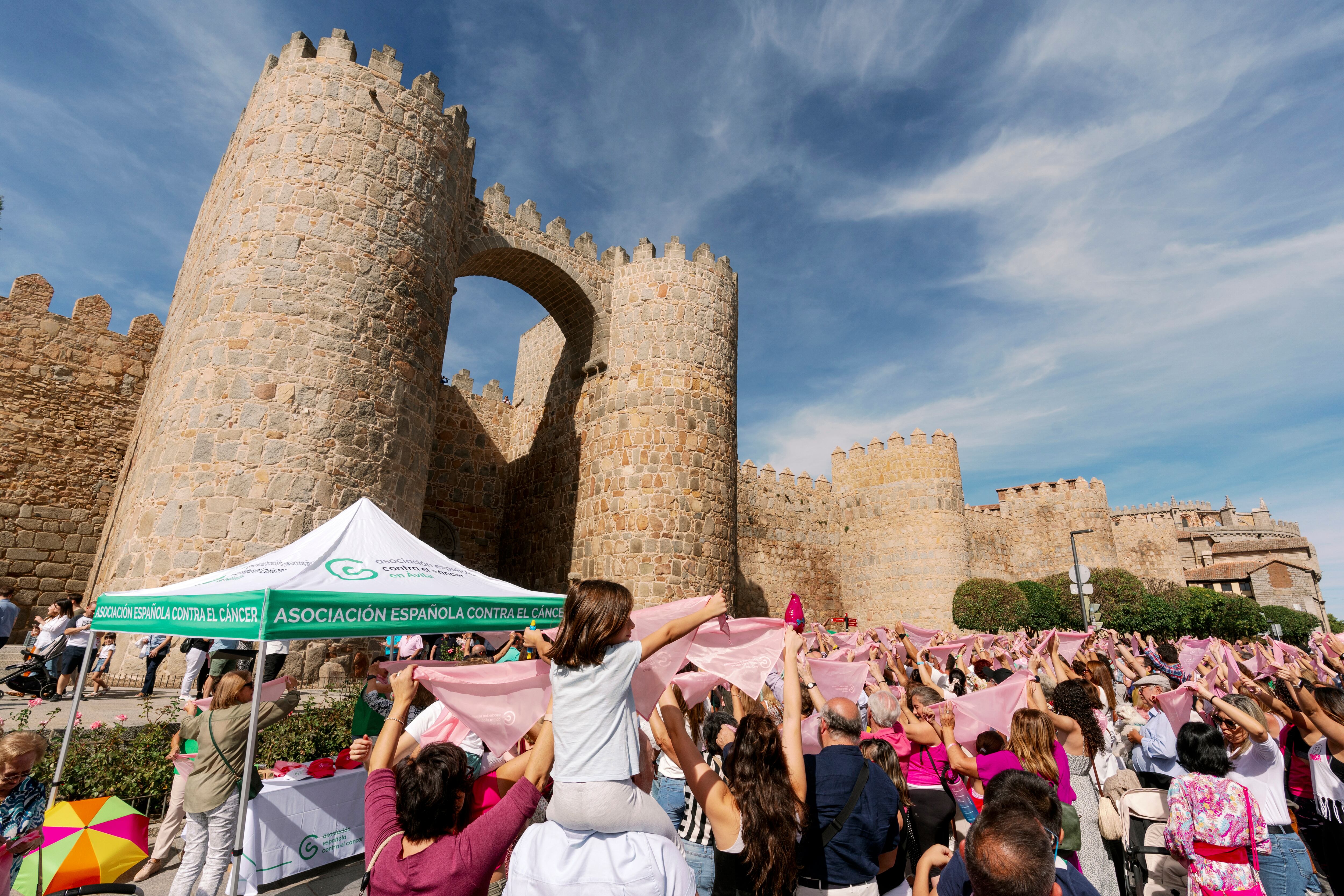 Simbólico &quot;Abrazo a la muralla&quot; organizado por la Asociación Española contra el Cáncer (AECC) de Ávila, con motivo del Día Internacional del Cáncer de Mama, con el que se pretende expresar la solidaridad con las pacientes que padecen este tipo de tumores, cuyo nivel de supervivencia se sitúa en torno al 85%.