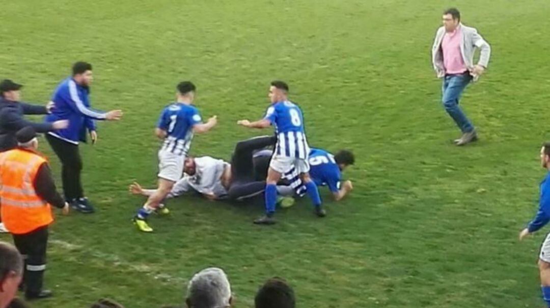 Imagen de las agresiones a futbolistas del Écija Balompìé