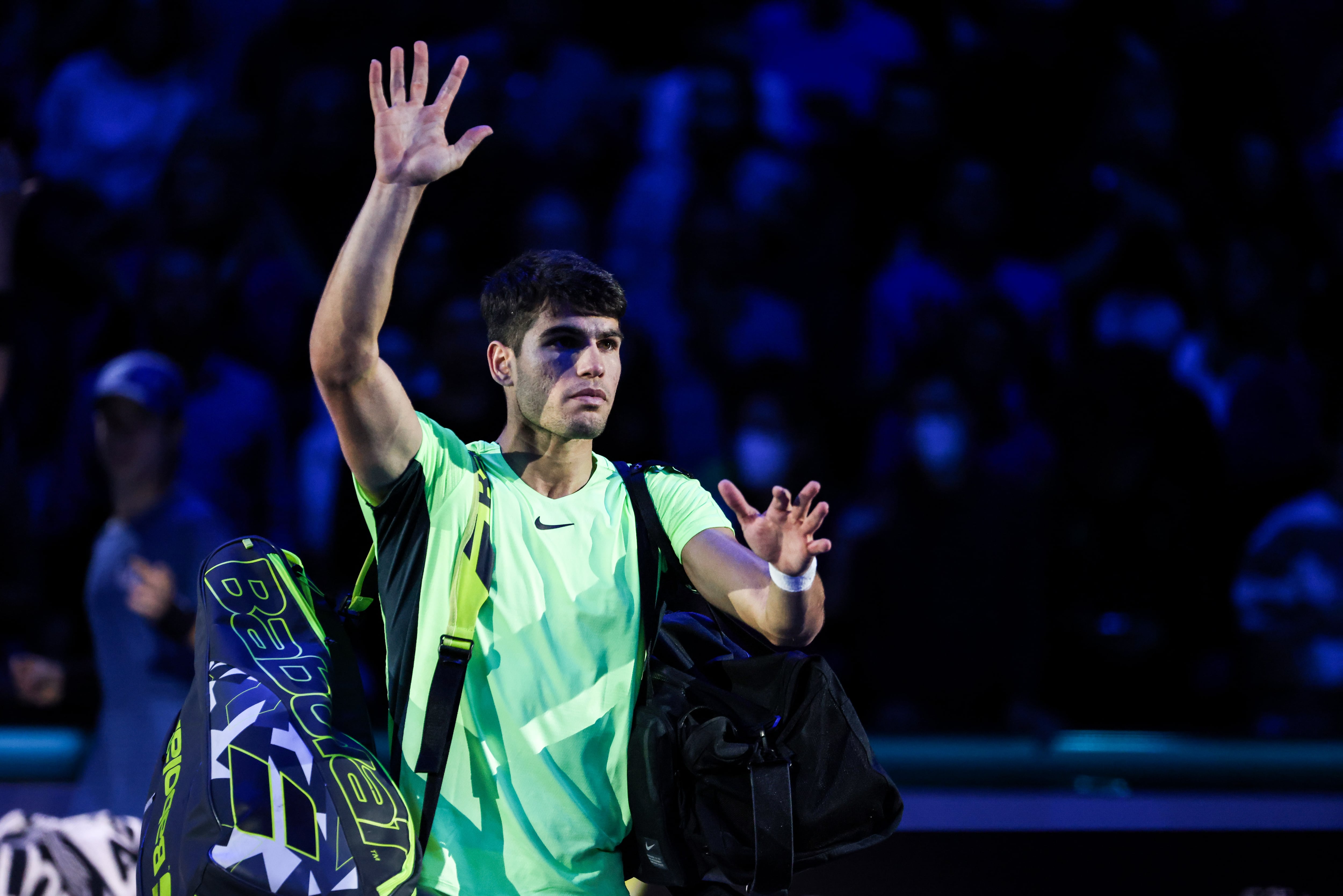 Carlos Alcaraz se retira de la pista tras su partido de ATP Finals contra Zverev