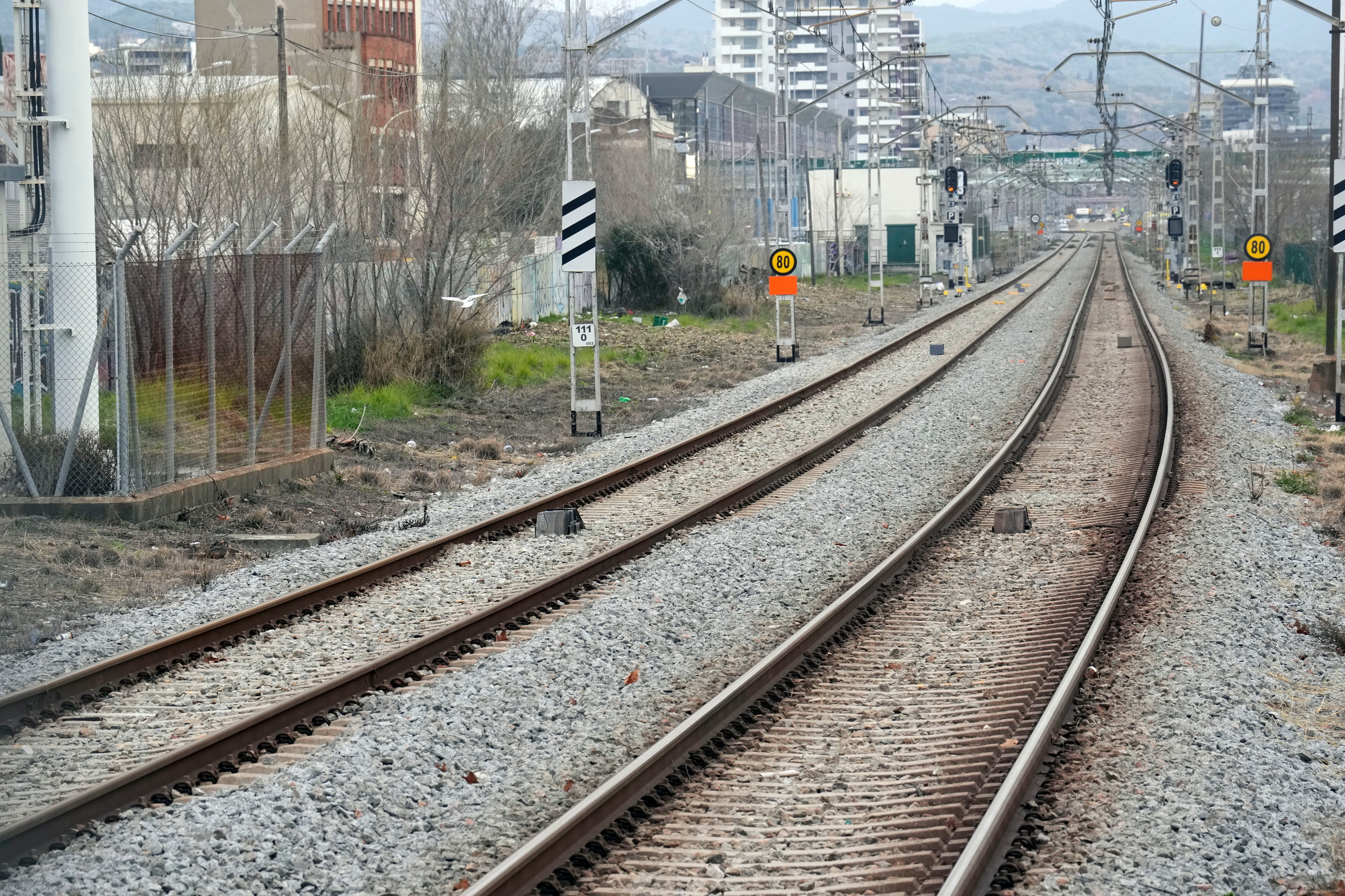 GRAFCAT6926. BARCELONA, 21/01/2026.- Aspecto de las vías vacías a la altura de la Estación de Sant Adrià este miércoles cuando Adif mantiene suspendida la circulación ferroviaria en el ámbito de Rodalies en toda Cataluña tras el accidente mortal que se produjo anoche en Gelida (Barcelona), donde un tren chocó contra un muro de contención que había caído a la vía a causa de las fuertes lluvias. EFE/Alejandro García