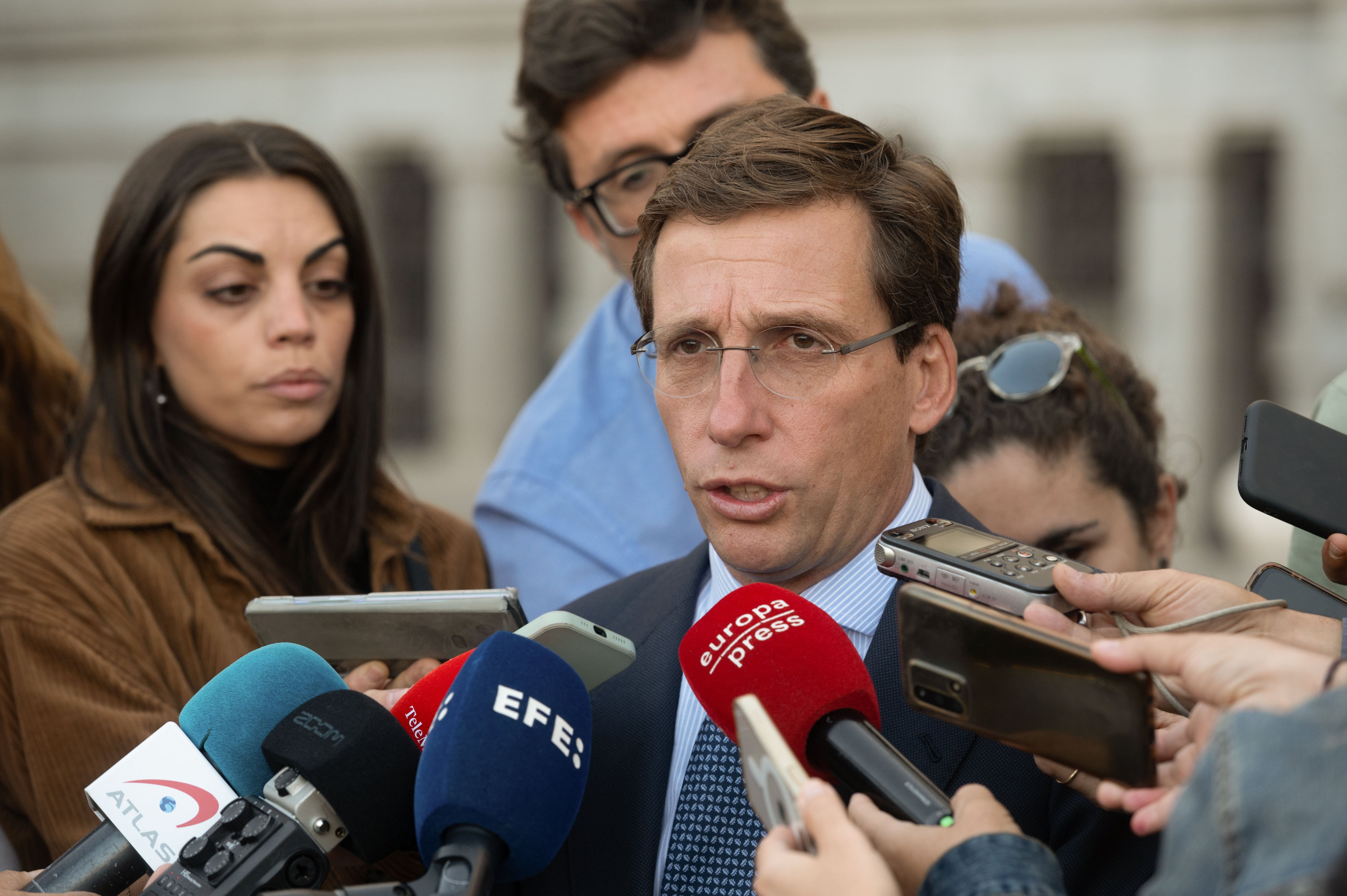 El alcalde de Madrid, José Luis Martínez-Almeida,atiende a los medios tras participar en el minuto de silencio convocado por el Ayuntamiento como muestra de condena por la última víctima de la violencia machista en Madrid, este martes, ante el Consistorio.