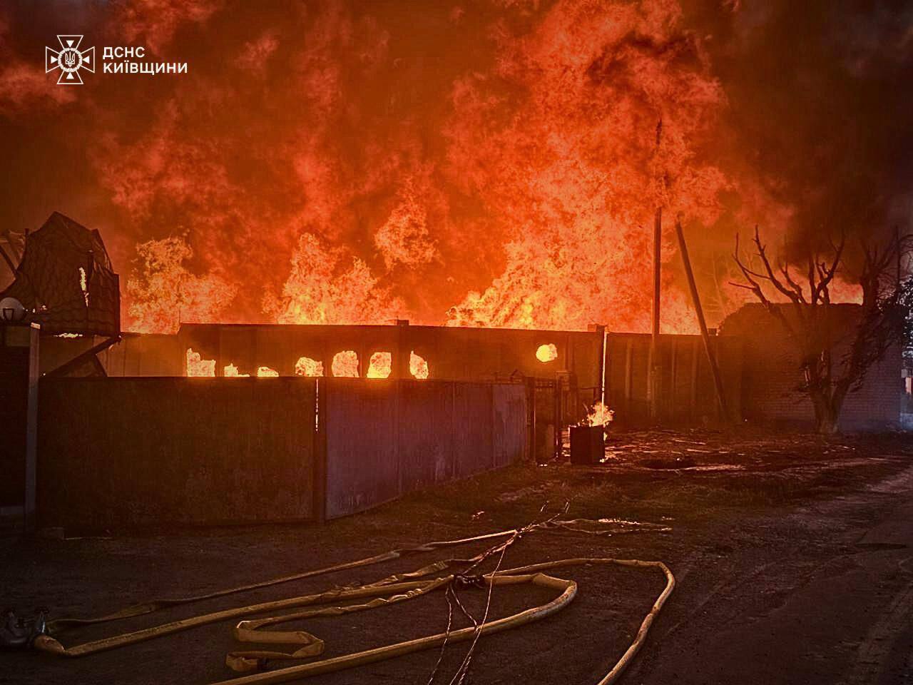 Incendio desatado después del impacto de uno de los proyectiles lanzados esta pasada noche por el ejército ruso contra objetivos en Ucrania