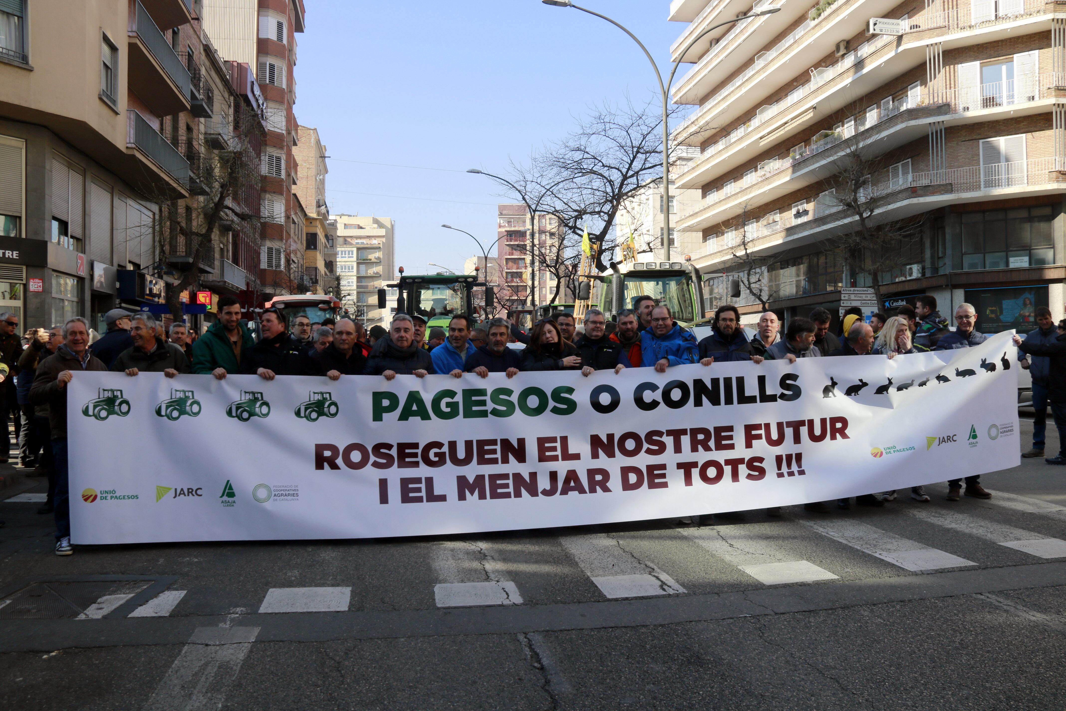 Una de les pancartes dels pagesos mobilitzats avui a Lleida. "Pagesos o conills. Roseguen el nostre futur i el menjar de tots". Foto: ACN.