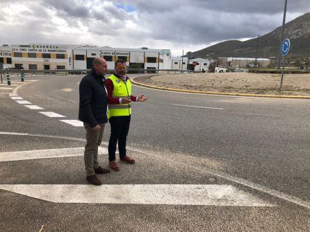 El delegado y alcalde visitaron la rotonda de acceso al Polígono Industrial, donde se van a realizar actuaciones de embellicimiento