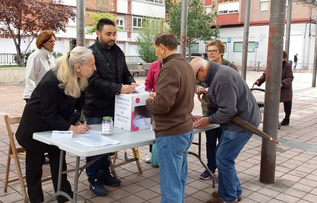 Vecinos del barrio de las Delicias de Valladolid participan en la consulta habilitada sobre la reapertura del centro de especialidades 	 
 