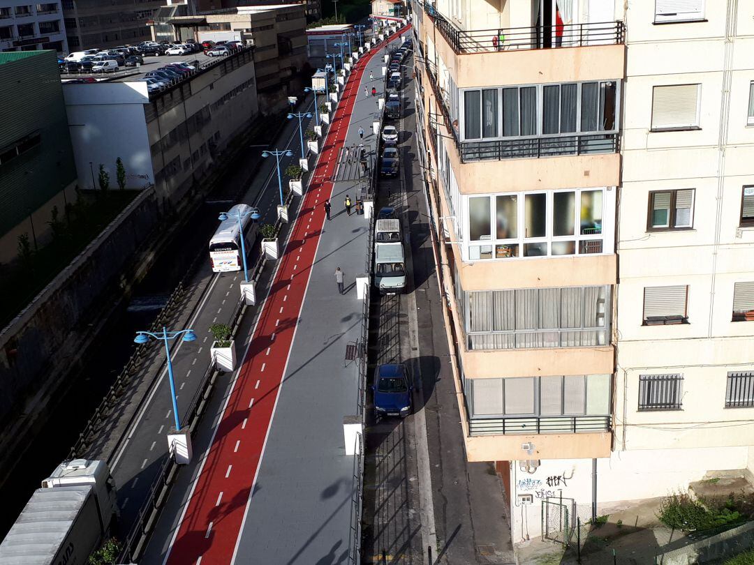 Imagen del paseo de Amaña, en Eibar, sobre la línea férrea de Euskotren