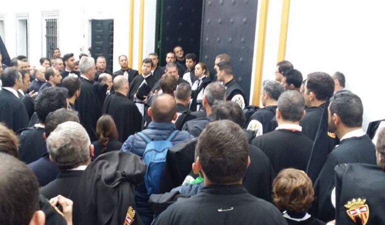 El hermano mayor se dirige a quienes van a hacer estación de penitencia para comunicarles la tregua