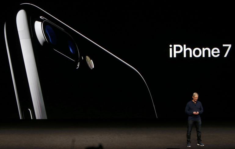 El CEO de Apple, Tim Cook, presenta el iPhone 7 en San Francisco.