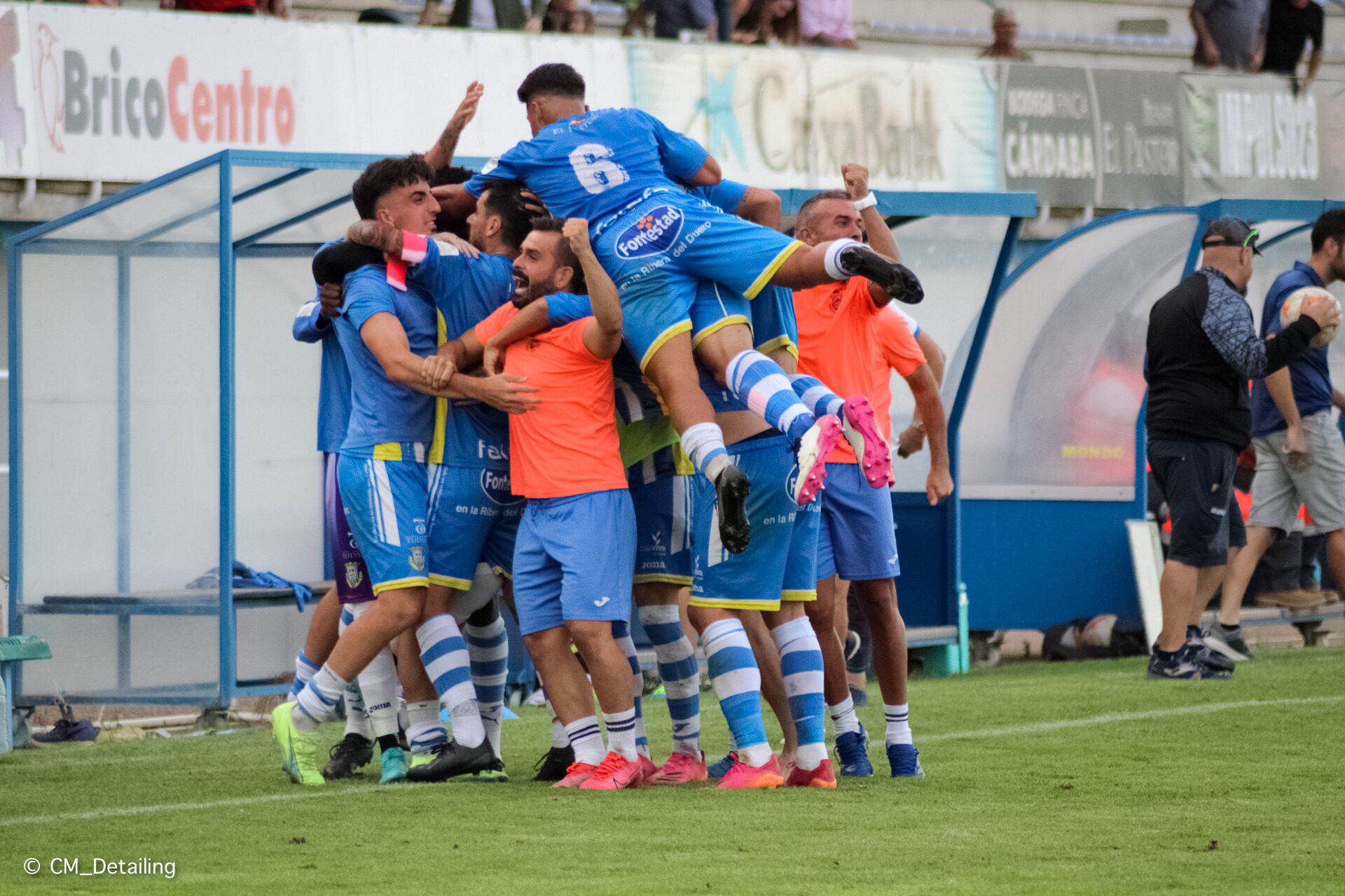 Los blanquiazules celebran en tanto de Jorge con el que lograron el empate  final