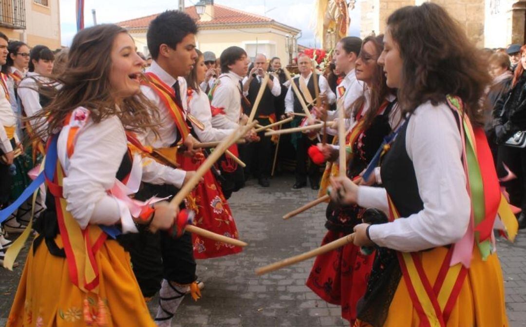 Paloteos en las fiestas de San Sebastián de 2013 en Villalba del Rey (Cuenca).