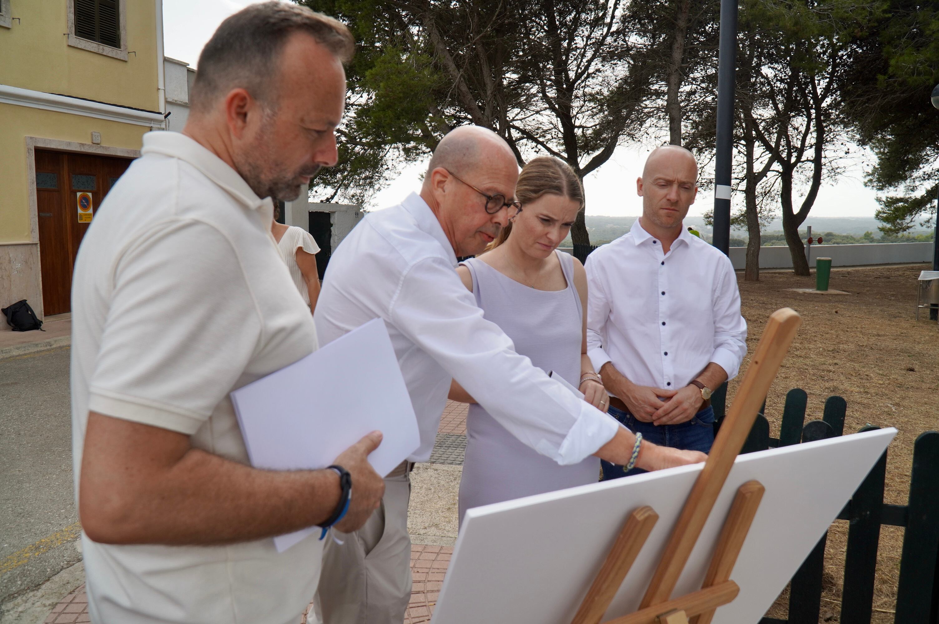 L'enginyer Alberto Correa exposa a Marga Prohens, Dolfo Vilafranca i José Luis Benejam els detalls del projecte.