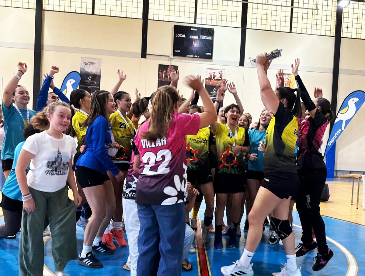 El SPL Puerto del Carmen Tiñosa, celebrando el campeonato de Canarias Cadete.
