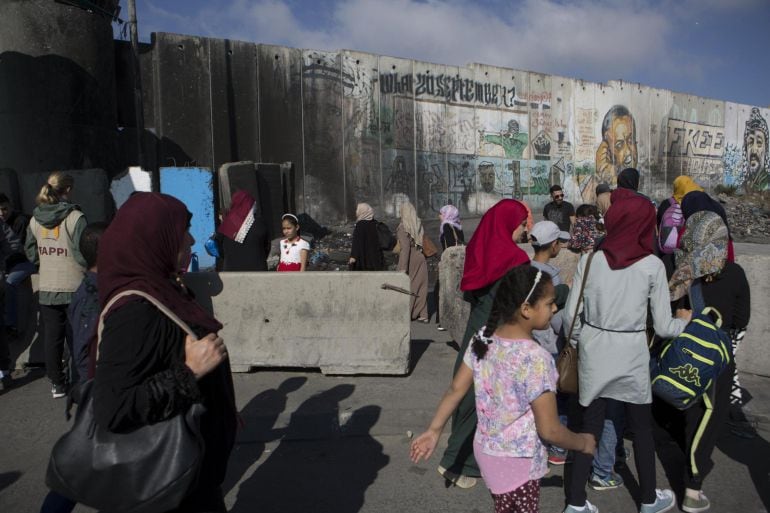 Palestinos cruzan a Jerusalén para acudir al rezo del viernes.