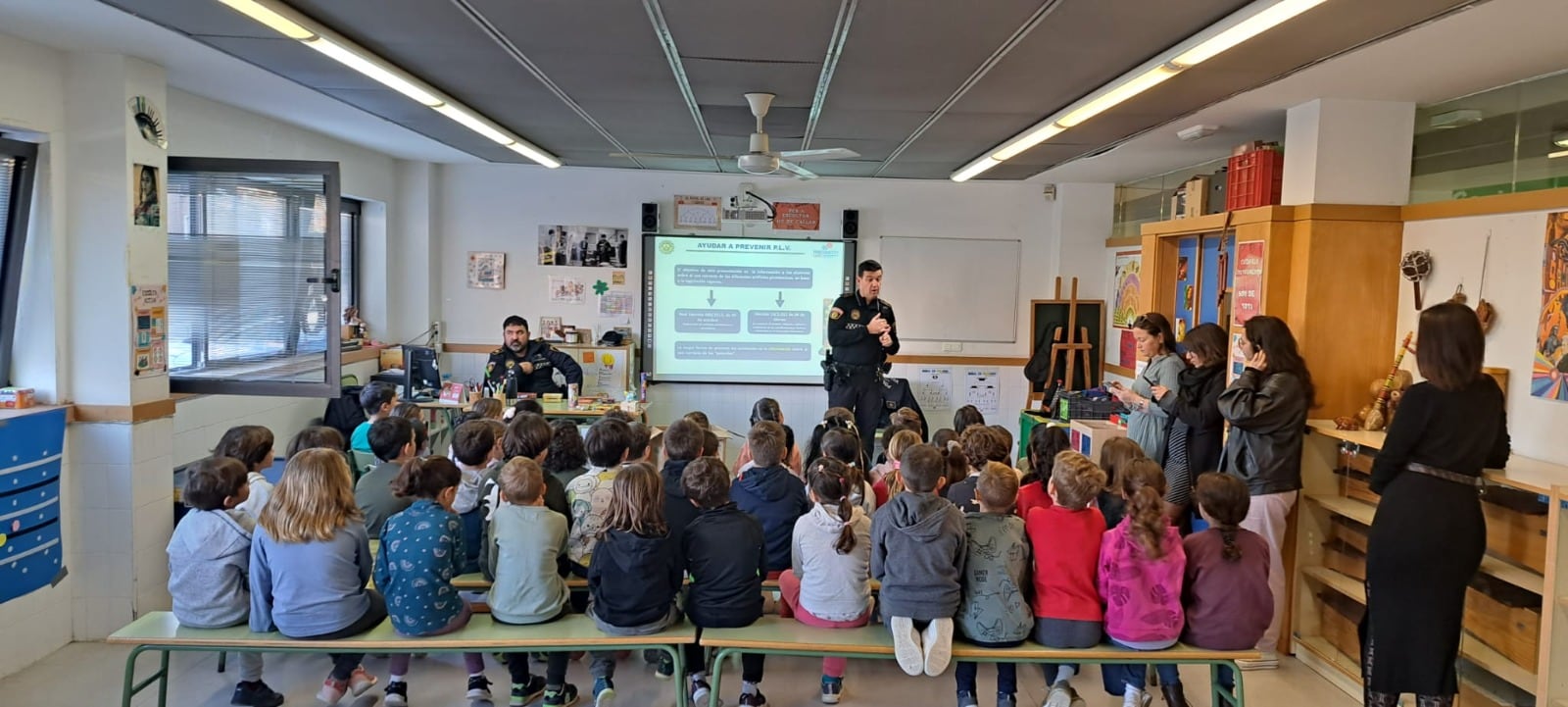 La Policía Local de València forma a escolares sobre el uso responsable de los petardos ante la llegada de las Fallas