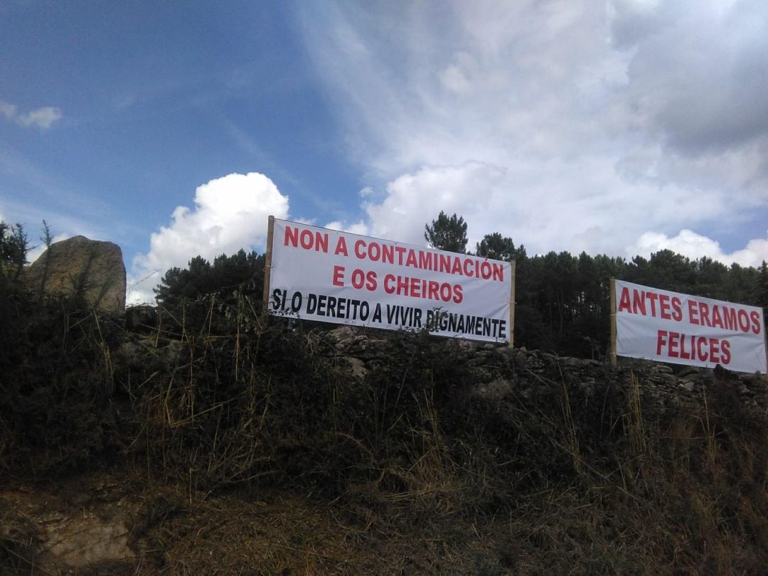 &quot;Cheiros e contaminación. Contra a saúde do pobo de Faramontaos&quot; o &quot;Quero seguir vivindo na miña casa&quot; son algunos de los mensajes que se pueden leer en las pancartas colocadas por los vecinos de Faramontaos.