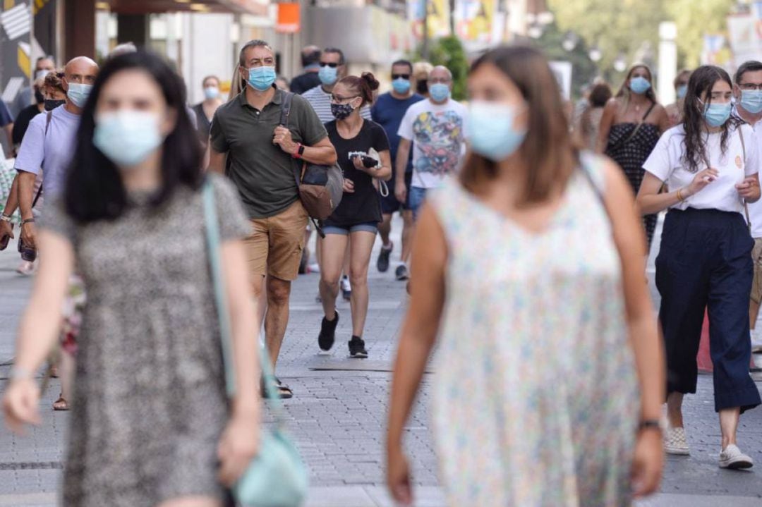 Gente caminando con mascarillas