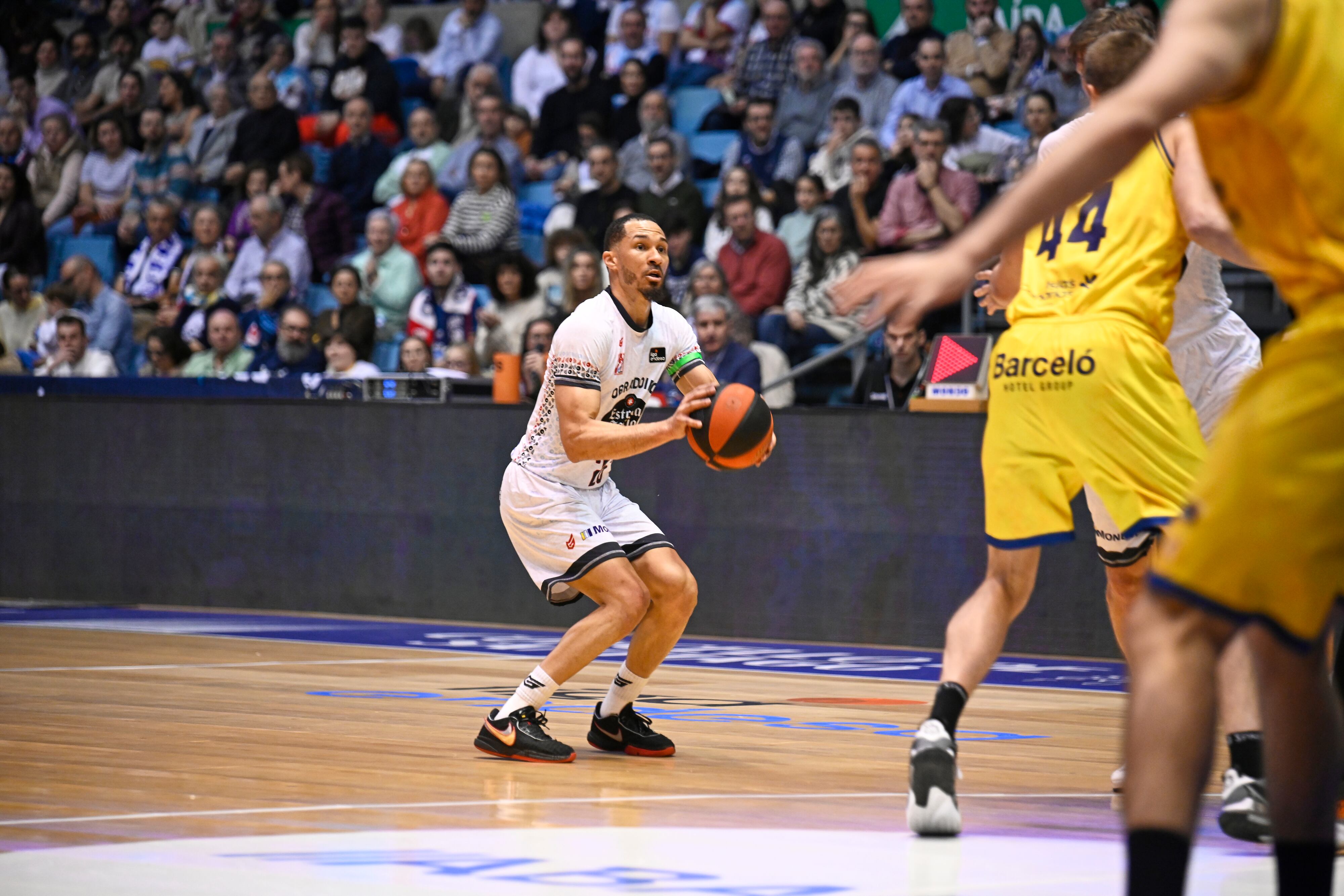 Rigoberto Mendoza, máximo anotador del Obradoiro, se dispone a realizar un tiro a canasta