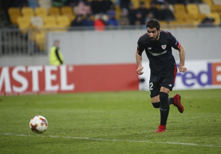 Raúl García durante un encuentro de la Europa League con el Athletic de Bilbao.