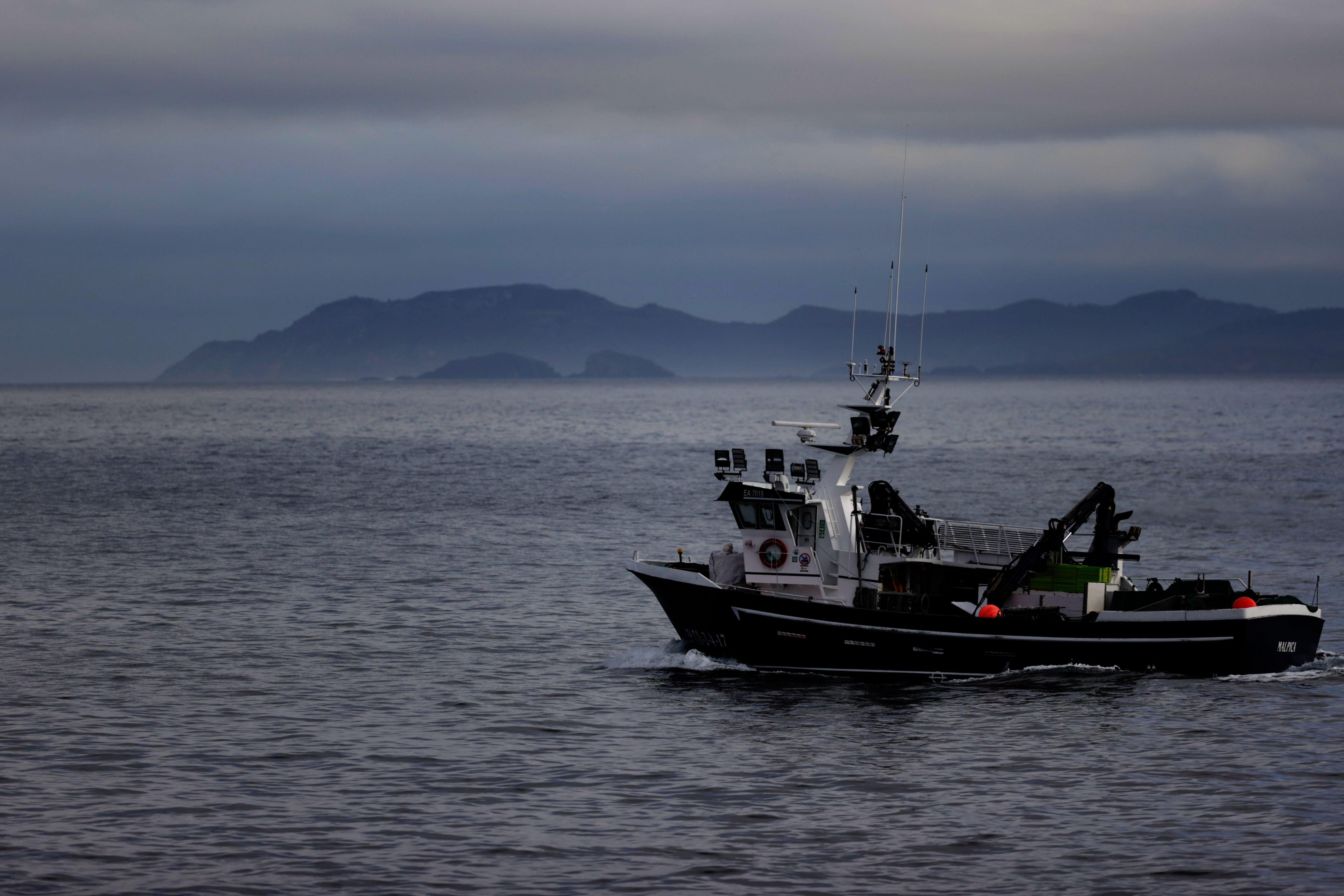 A CORUÑA, 10/10/22.- Un pesquero sale esta mañana el puerto de A Coruña, lunes en el que entra en vigor el reglamento europeo que establece la veda a la pesca de arrastre en 87 zonas del Atlántico llega a su primer día laborable, en el que el sector empezará a notar las consecuencias.EFE/Cabalar
