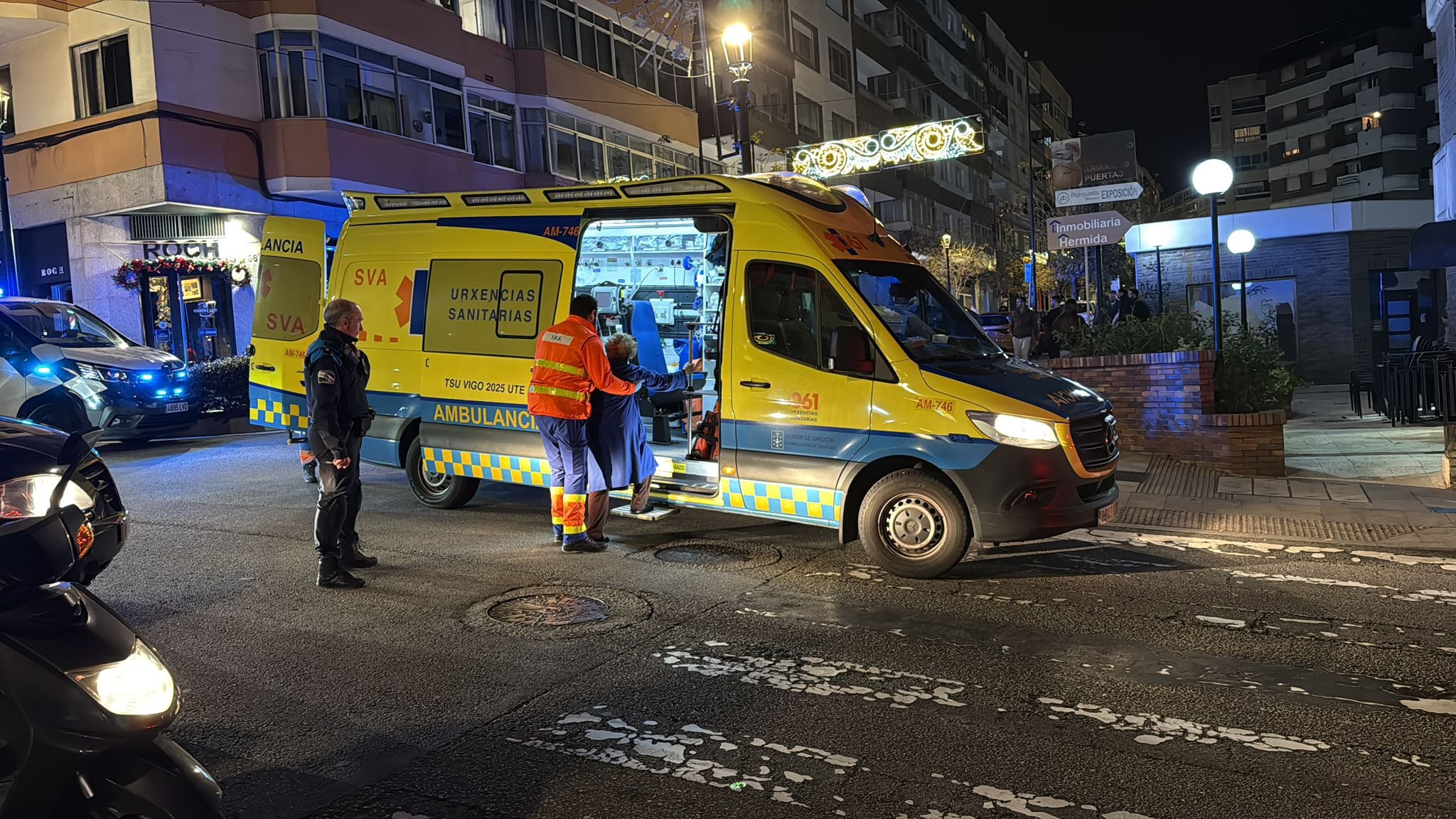 Mujer atendida en la ambulancia.