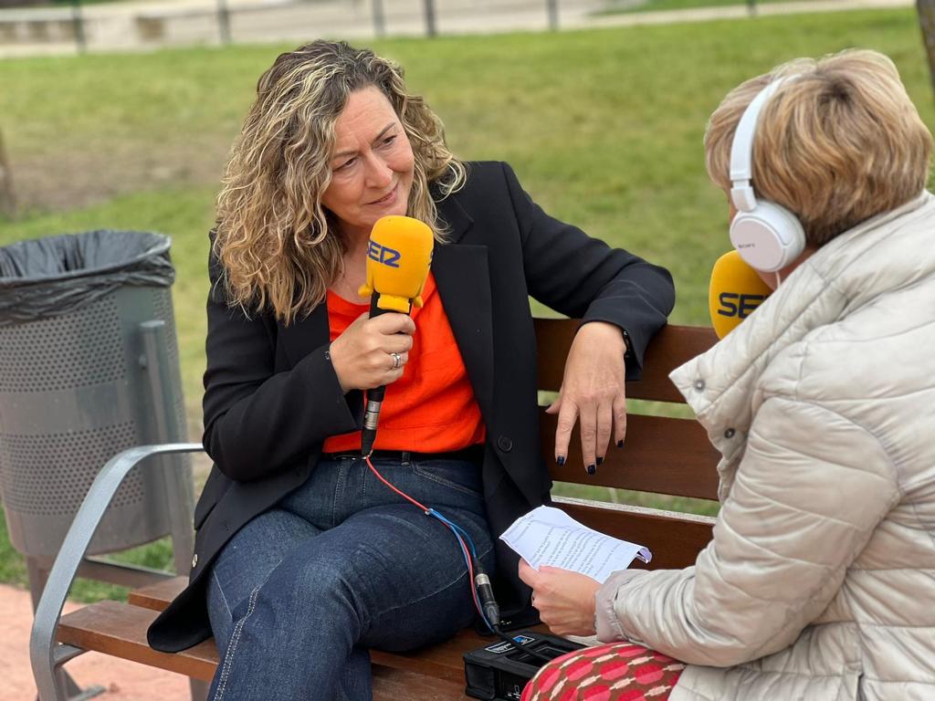 La candidata de Podemos - IU en Logroño, Amaia Castro y la directora de contenidos de Radio Rioja, Ana Castellanos
