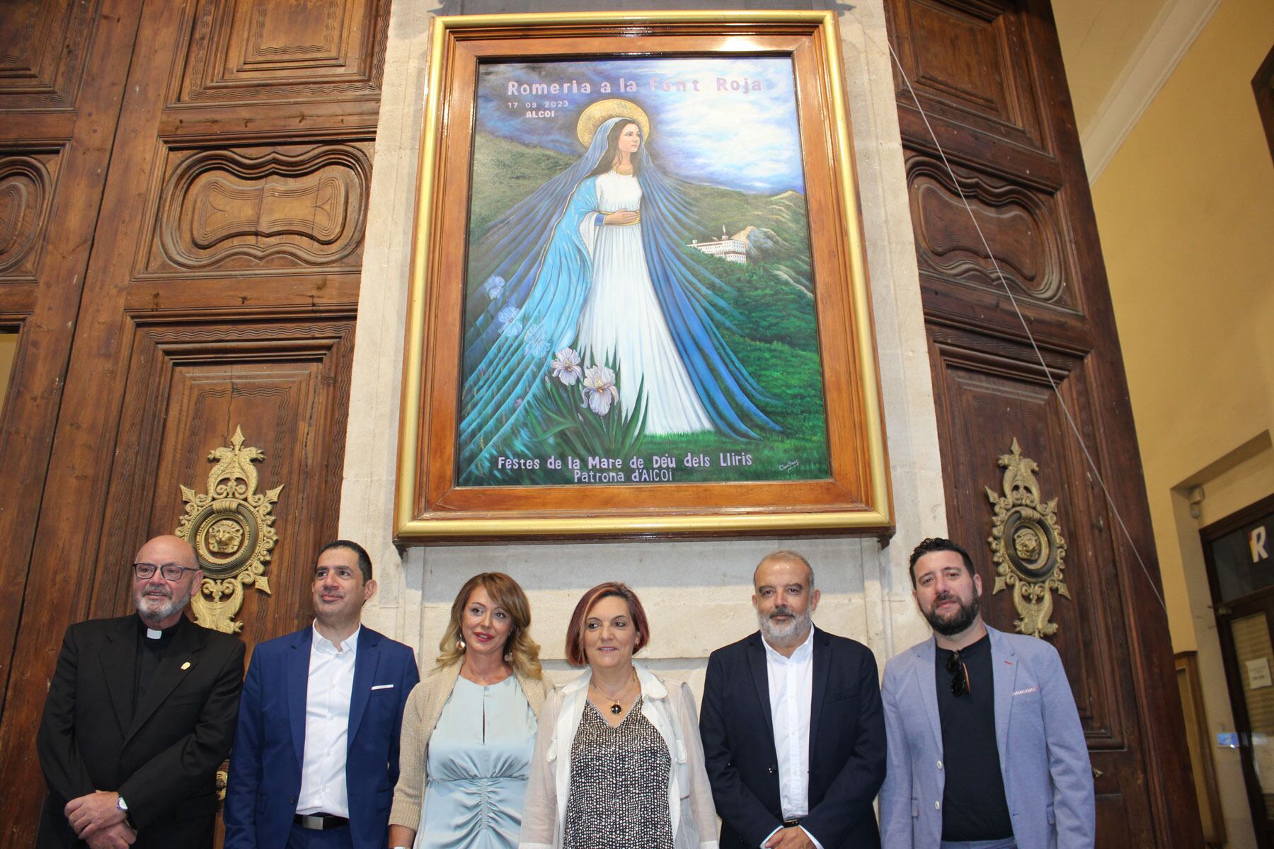 Las autoridades y la autora del cartel junto a la obra recién descubierta