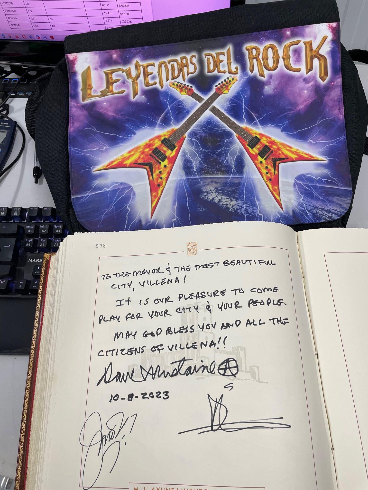 Megadeth firma Libro de Honor de Villena