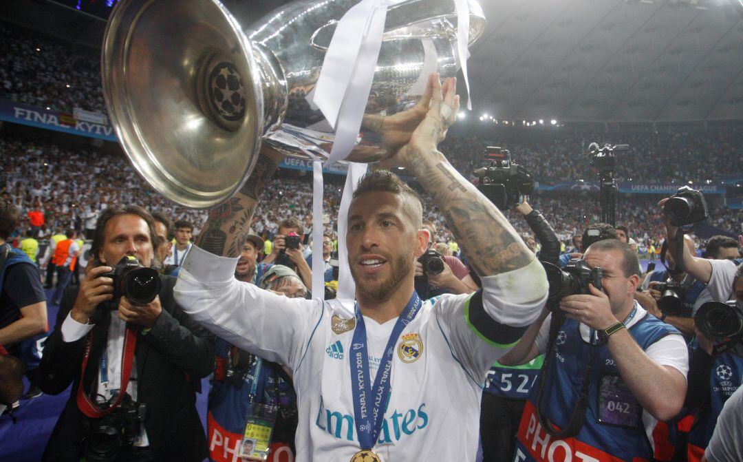 Sergio Ramos, con la Champions ganada en la final ante el Liverpool.