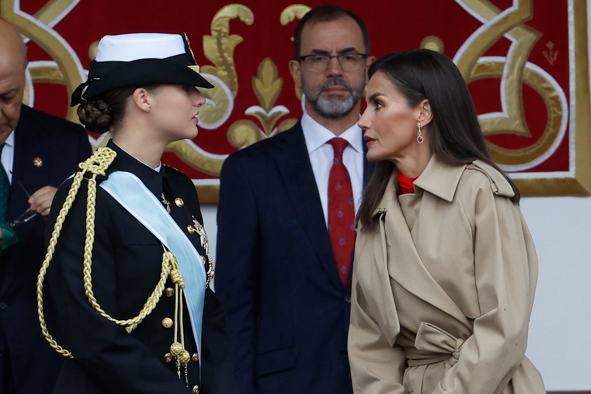 La reina Letizia conversa con la princesa Leonor, a su llegada este sábado para asistir al desfile por el Día de la Fiesta Nacional en Madrid