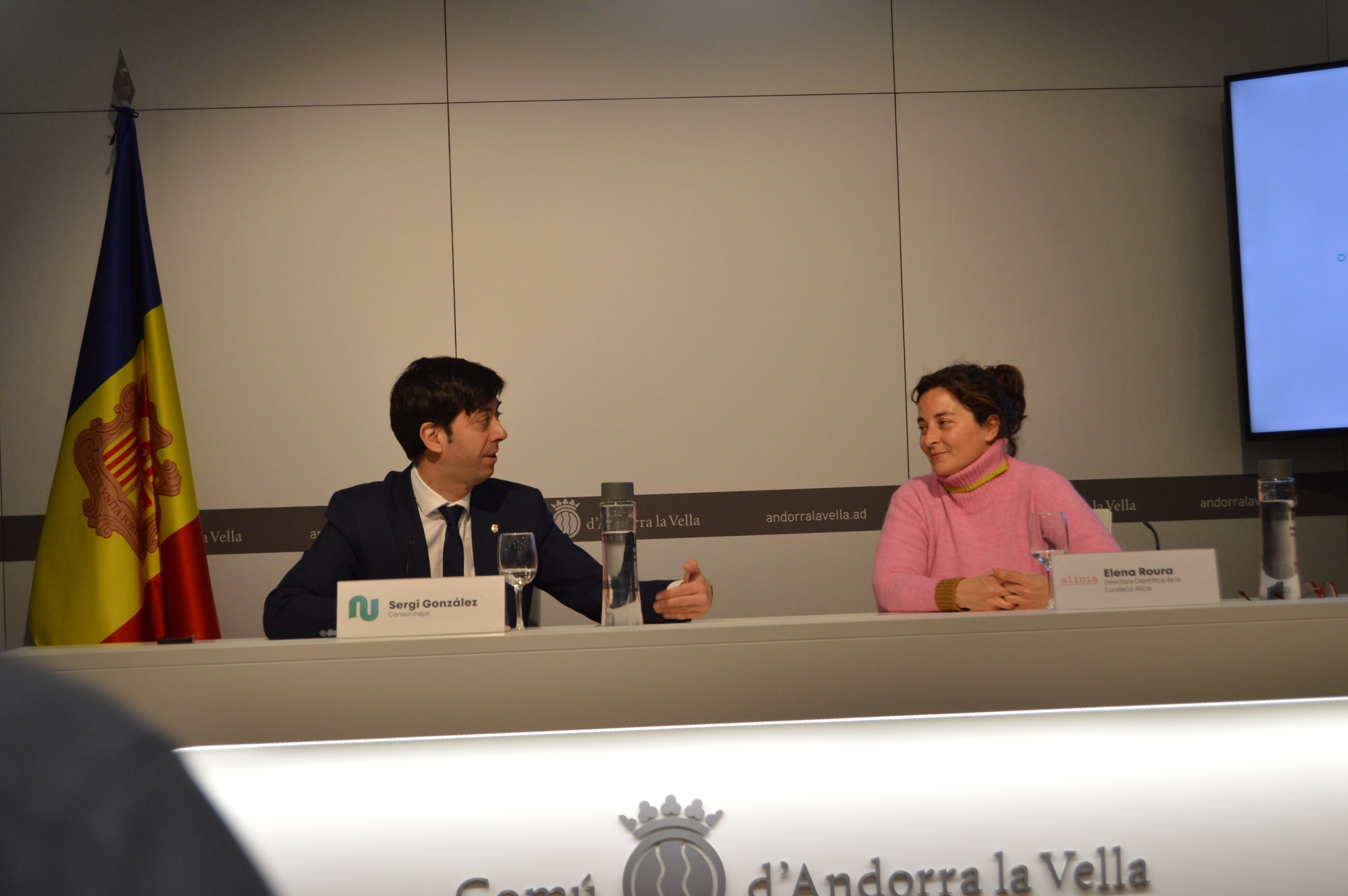 El cònsol major d&#039;Andorra la Vella, Sergi González, i la directora científica de la Fundació Alícia, Elena Roura, en la presentació del projecte.