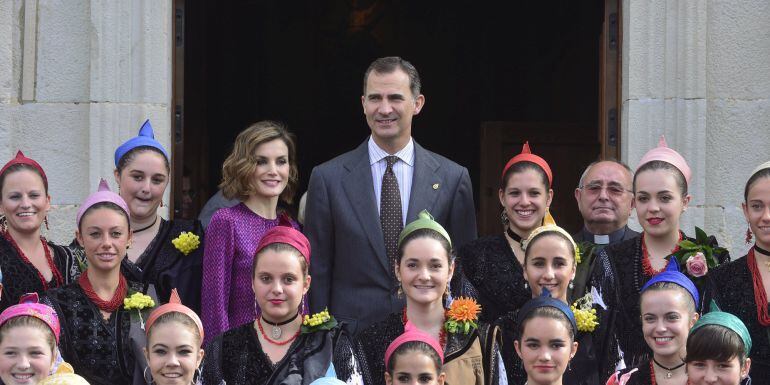 Spain&#039;s King Felipe (L) and Queen Letizia pose with girls in regional costume during a visit to Colombres in Asturias, northern Spain, October 24, 2015. The town received a Princess of Asturias award for Exemplary Town of Asturias. The awards are held annually since 1981 to reward scientific, technical, cultural, social and humanitarian work done by individuals, work teams and institutions. REUTERS/Vincent West 