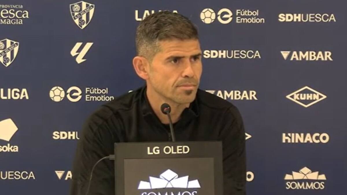 Antonio Hidalgo en la previa del Huesca - Málaga