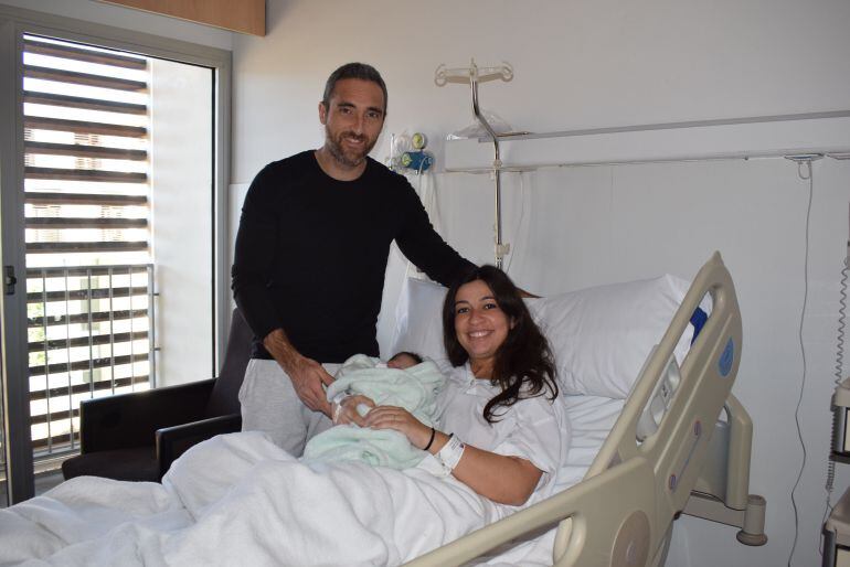 El pequeño Marc, con sus padres, José Giner y María Teresa Llopis. 