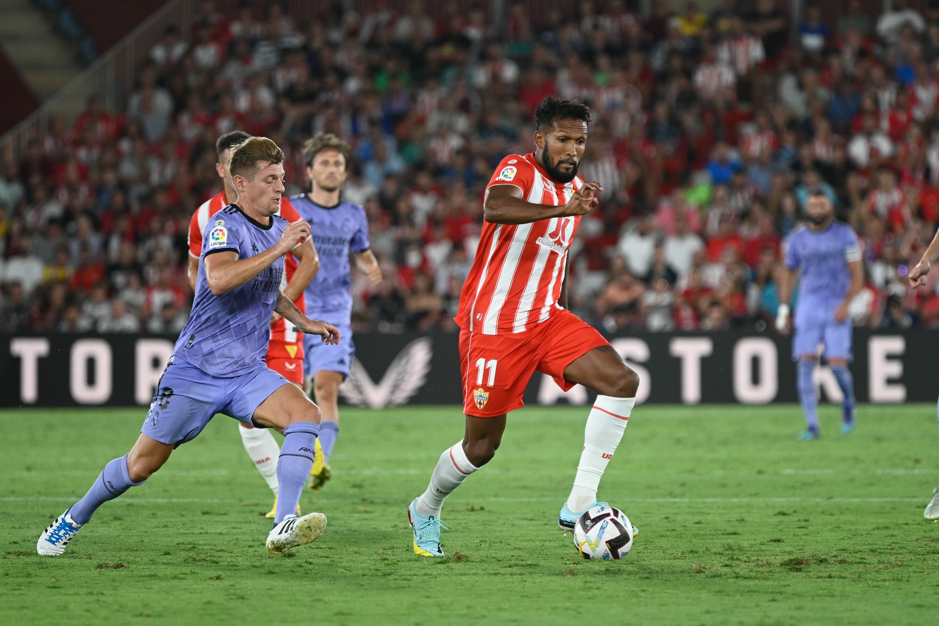 Dyego Sousa y Toni Kroos en el Almería-Real Madrid.