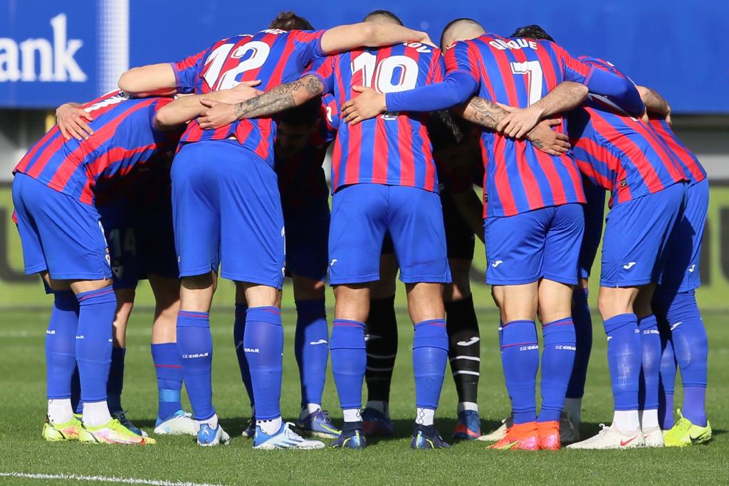 La SD Eibar haciendo piña antes del encuentro ante la UD Las Palmas