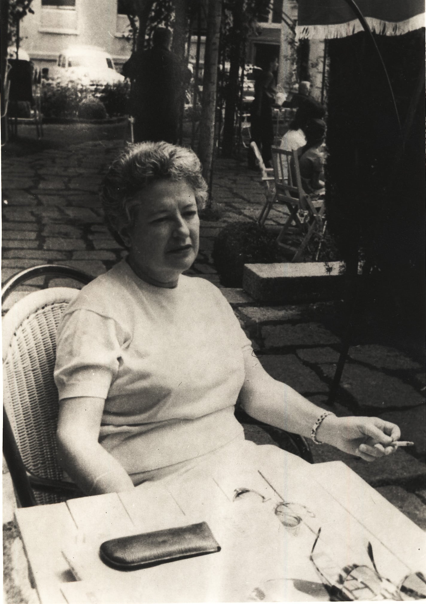 Carmen Conde, sentada en el jardín del Victoria Palace, en San Lorenzo de El Escorial, Madrid, en agosto de 1960 (PCCAO)