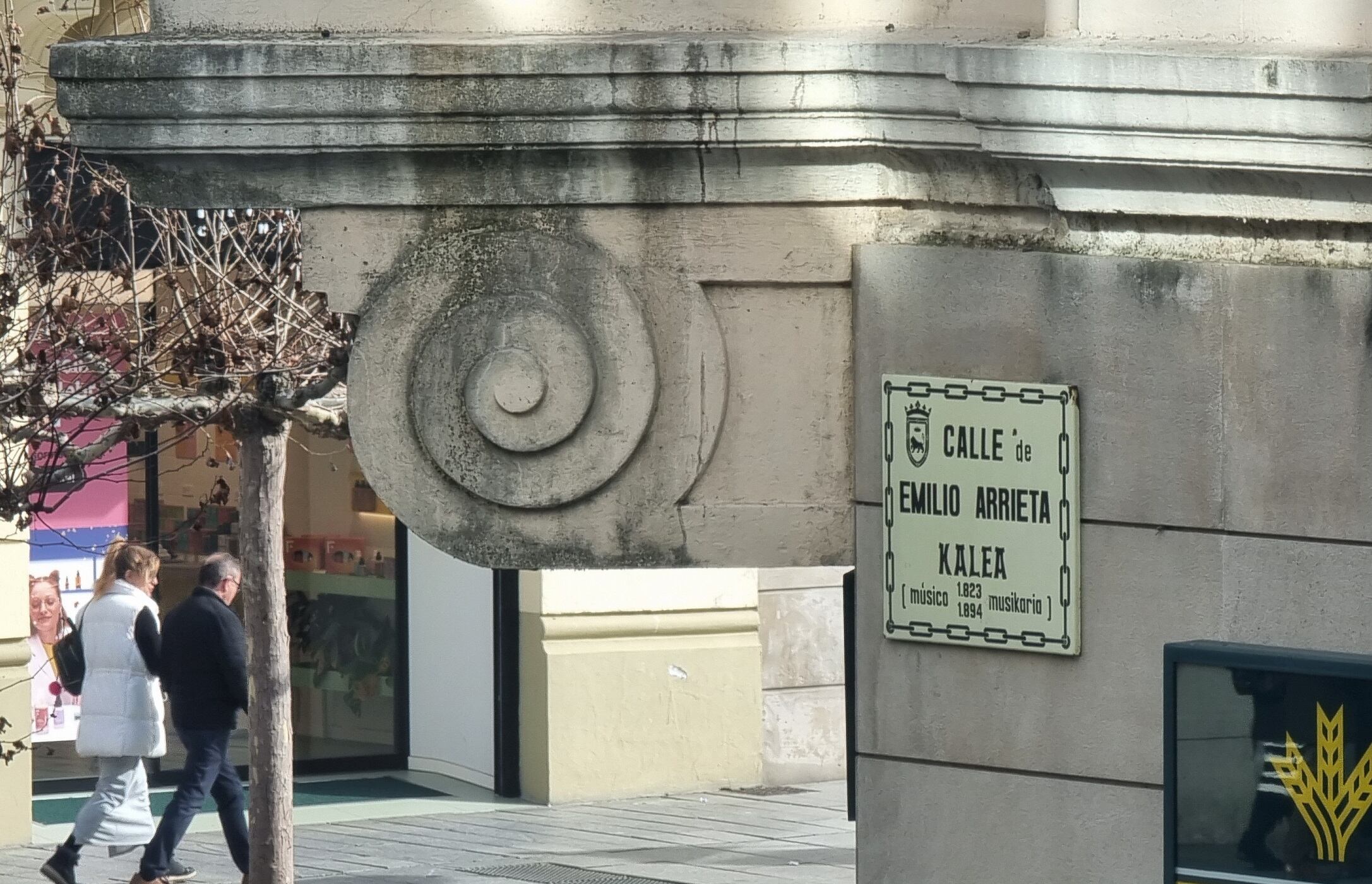 Placa bilingüe en Pamplona