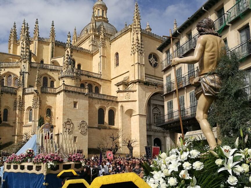 Momento del encuentro de la Virgen del Rocio con Cristo resucitado a las puertas de la catedral segoviana