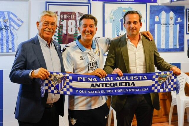 Los directivos del Málaga Francisco Martín Aguilar y Kike Pérez, visitaron la Peña Malaguista de Antequera
