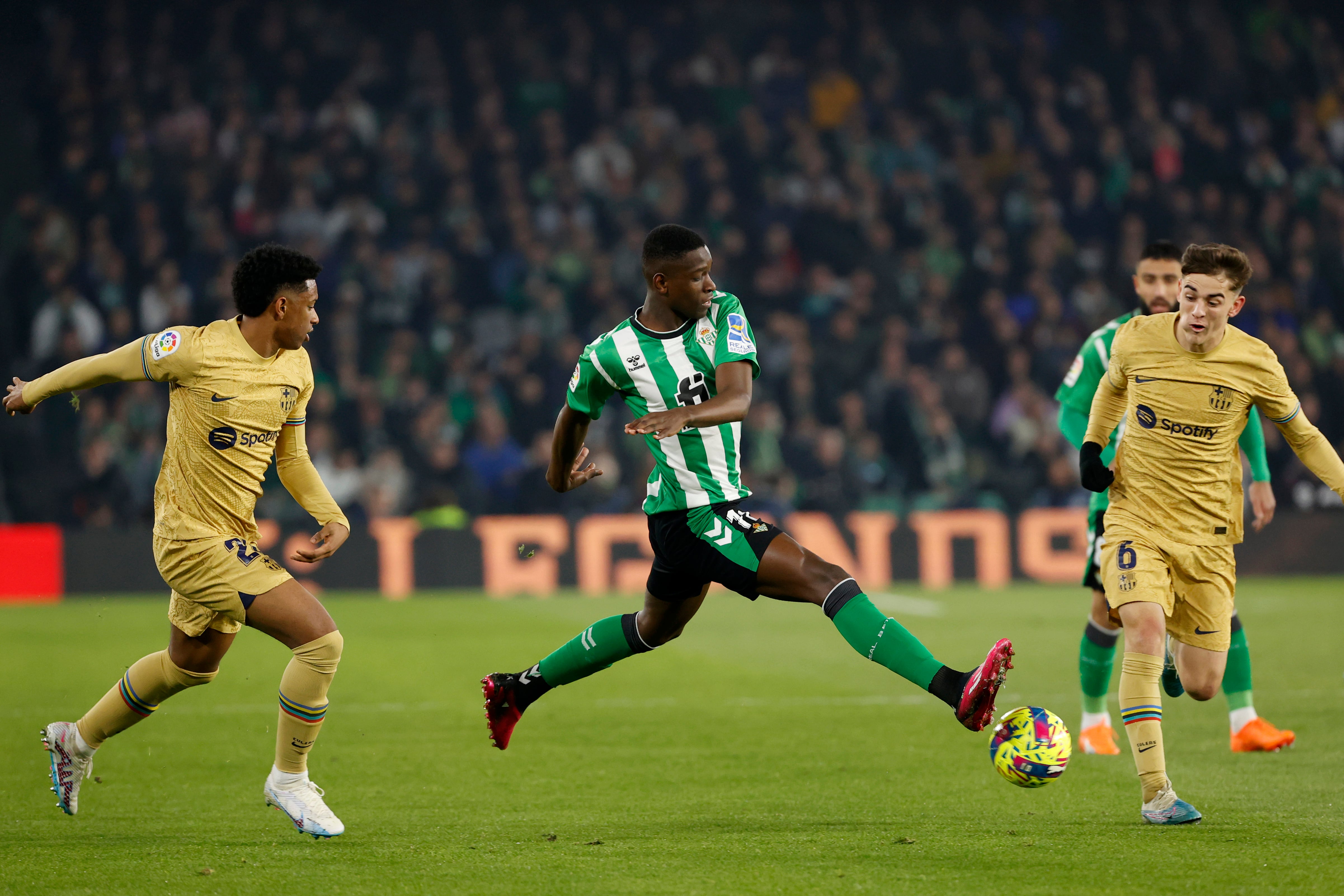 Balde, Luiz Henrique y Gavi durante el partido aplazado de la jornada 17 de LaLiga entre Real Betis y FC Barcelona.