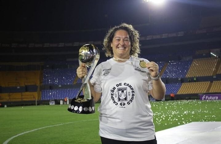 Mila Martínez con el trofeo