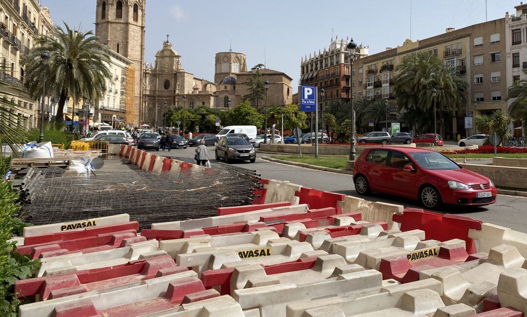 Decenas de vallas preparadas este domingo en la plaza de la Reina de València para las obras que empezarán a partir del lunes.