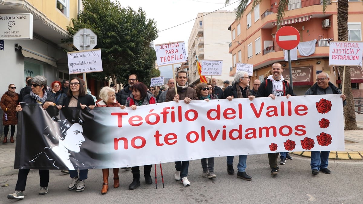 La marcha ha sido organizada por Acció Ciutadana contra la Impunitat del Franquisme y respaldada por el Ayuntamiento de Elda