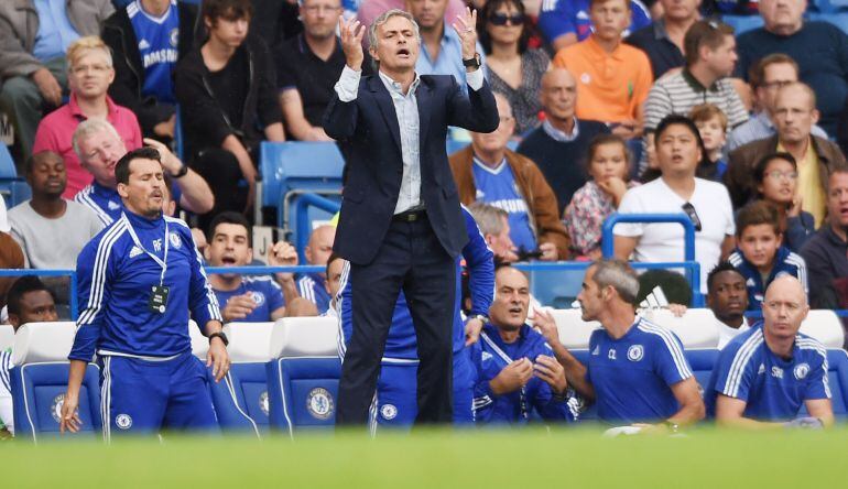 Mourinho dirige al Chelsea en la derrota ante el Crystal Palace.