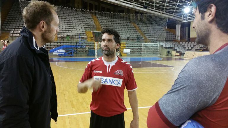 Kasper (izquierda), Juanín (centro) y Antonio García (derecha) charlan en el Palacio Municipal