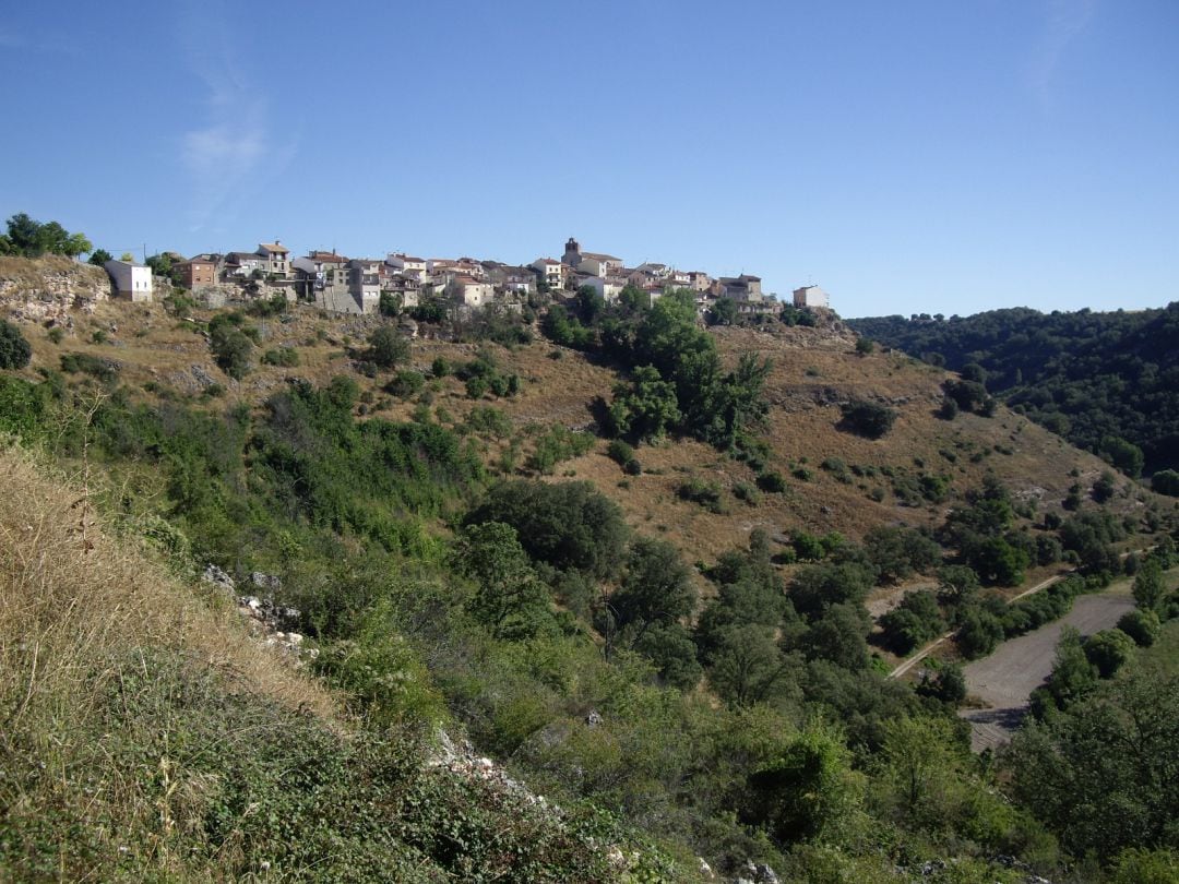 Vista de Fuentes de la Alcarria, municipio que parece estar colgado en el valle sobre una proa de barco.