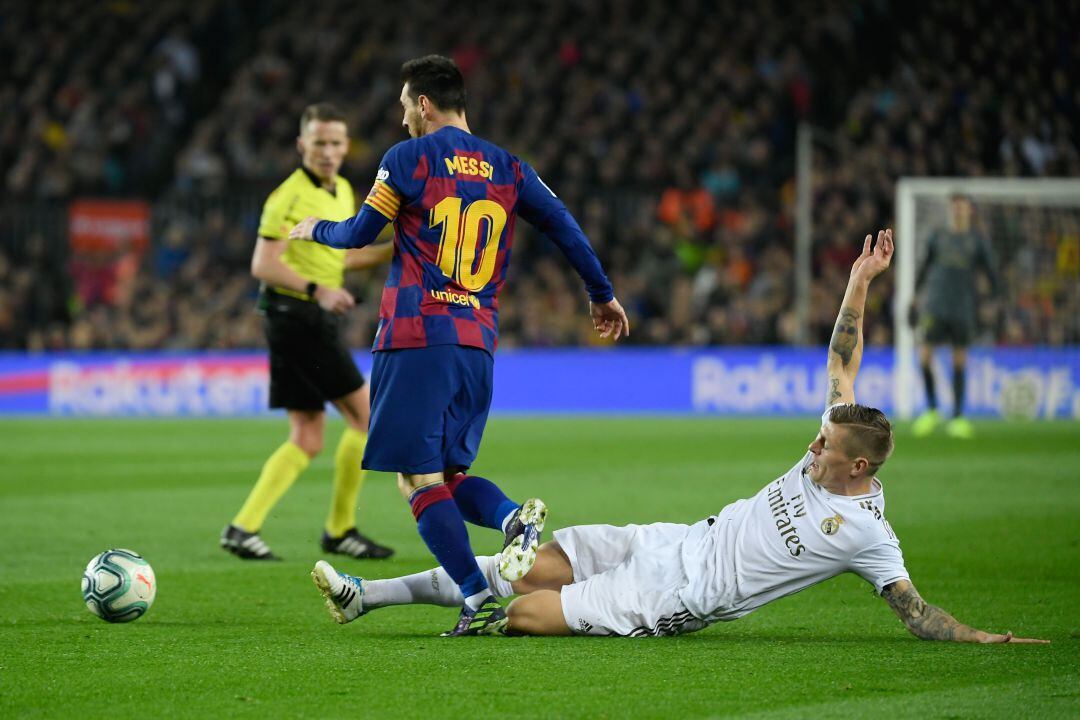 Kroos y Messi pelean por un balón en el Clásico del Camp Nou de la pasada temporada
