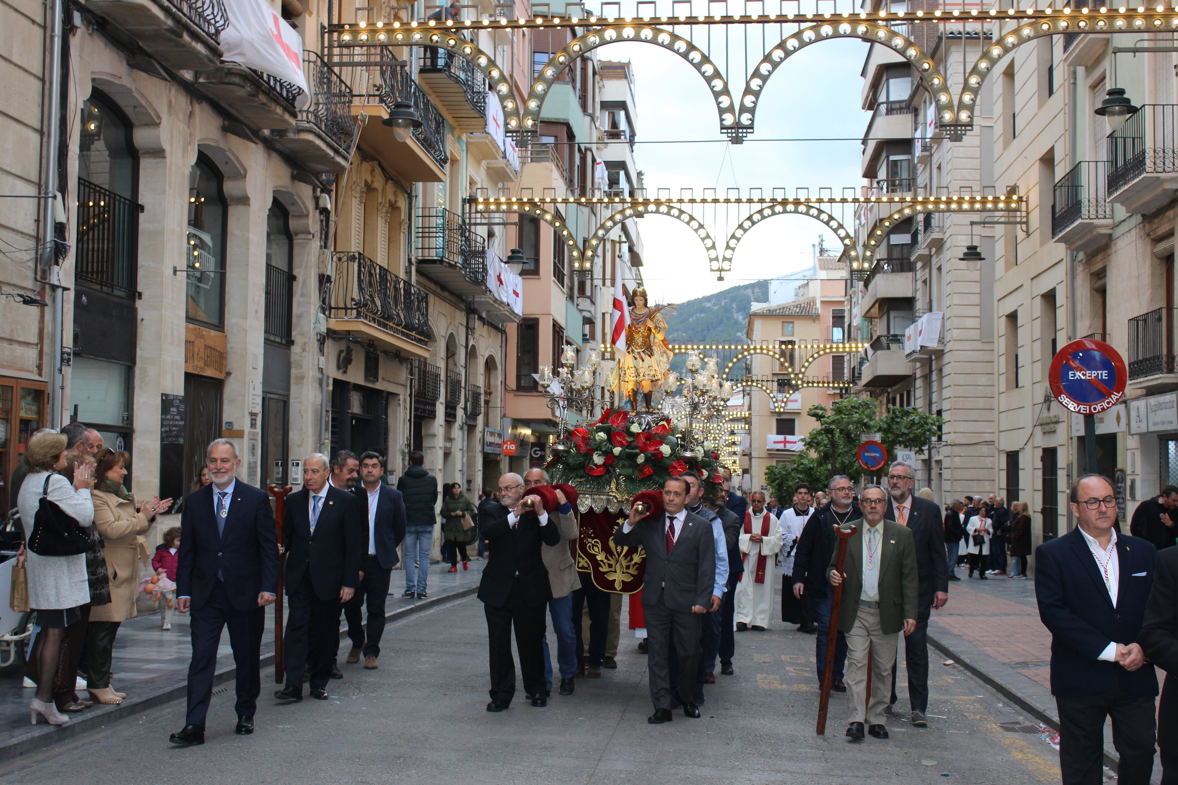 La imagen de Sant Jordi El Xicotet pasando por la calle Sant Llorenç en la procesión celebrada en la tarde de este 23 de abril.