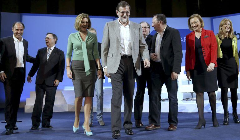 El presidente del Gobierno y del Partido Popular, Mariano Rajoy,c., acompañado por los candidatos de su partido en los próximos comicios autónomicos