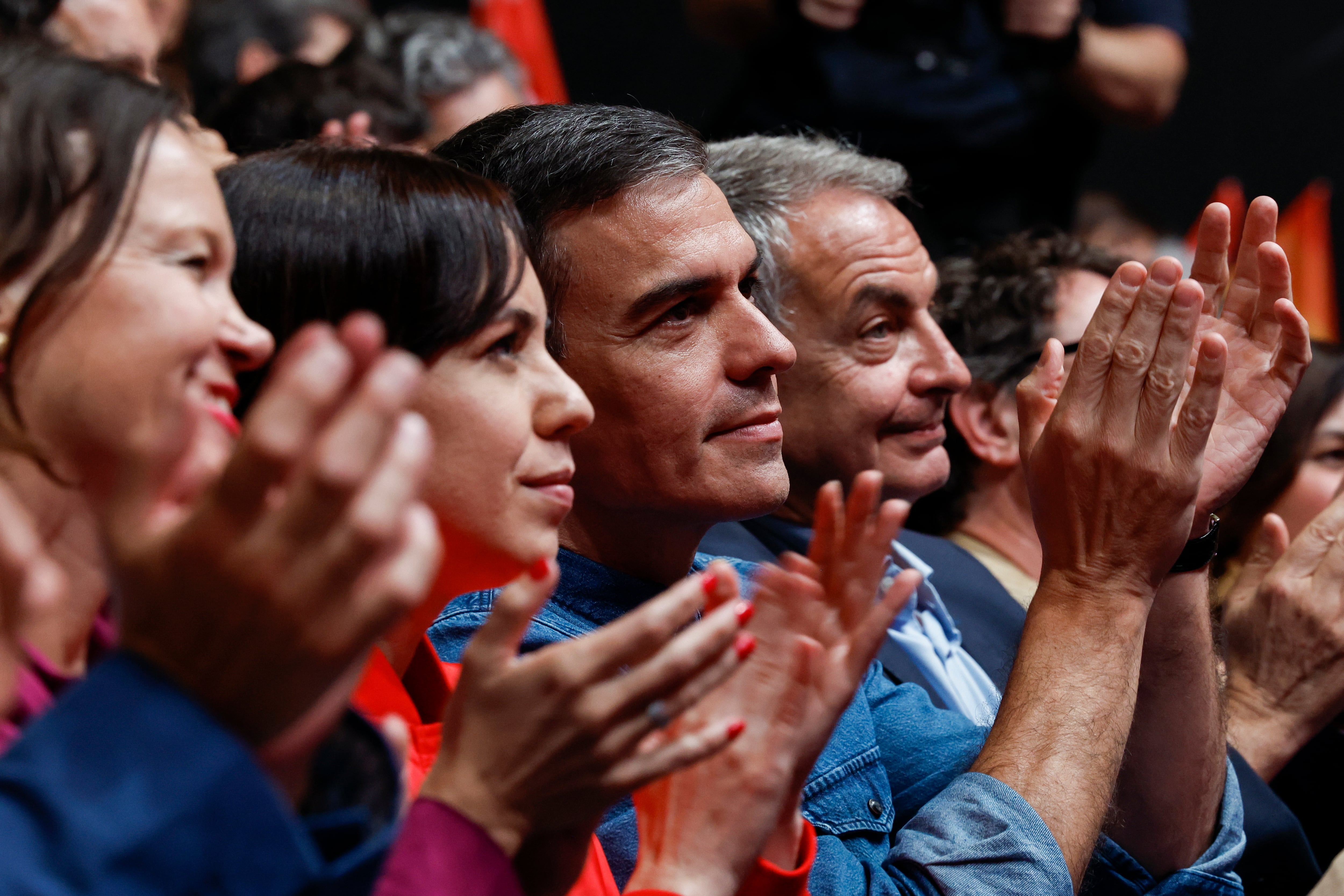 El secretario general del PSOE y presidente del Gobierno, Pedro Sánchez, el expresidente del Gobierno José Luis Rodríguez Zapatero (d), y la ministra de Ciencia, Innovación y Universidades y secretaria general del PSPV-PSOE, Diana Morant, aplauden durante el acto de inicio de la campaña a los comicios europeos en València